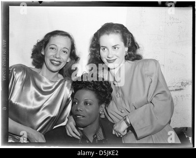 [Portrait de Imogene Coca, Mary Lou Williams, et Ann Hathaway, entre 1938 et 1948] (LOC) Banque D'Images