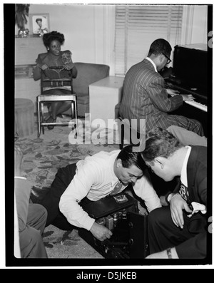 [Portrait de Mary Lou Williams, Dizzy Gillespie, Jack Teagarden et Milt Orent, appartement de Mary Lou Williams, New York, N.Y., ca. Août 1947] (LOC) Banque D'Images