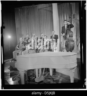 [Portrait de Claude Thornhill, Sandy Siegelstien, Willie Wechsler, Micky Folus, Joe Shulman, Mario Rullo, Danny Polo, Lee Konitz, et Bill Bushing, Columbia Pictures studio, The Making of Beautiful Doll, New York, N.Y., ca. 1947 septembre] (LOC) Banque D'Images