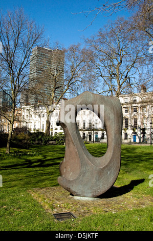 La vue, la sculpture moderne par Naomi Blake à Fitzroy Square Garden, Fitzrovia, Londres W1, England UK Banque D'Images