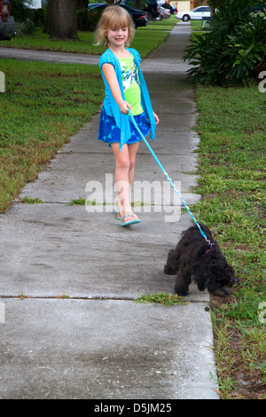 Petite fille de cinq ans à un chien à Tampa, Floride, USA. Banque D'Images