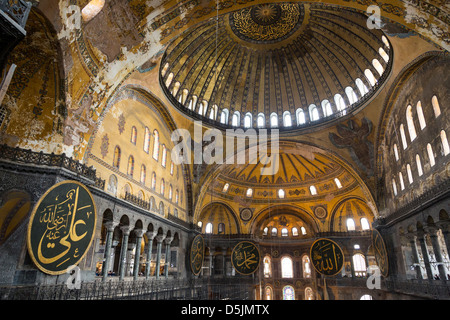 Vue de l'intérieur de Sainte-sophie, montrant des éléments islamiques sur le sommet de la coupole principale. Banque D'Images