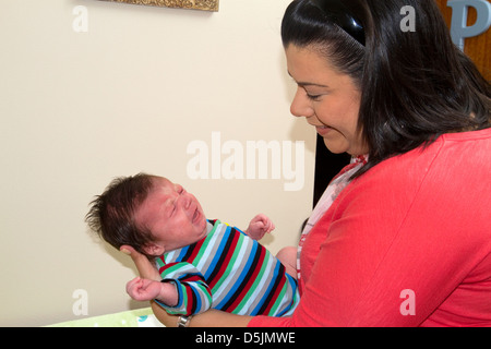 Hispanic mère tenant son bébé dans la région de Boise, Idaho, USA. M. Banque D'Images