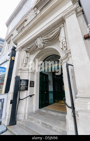 Entrée principale de la Bibliothèque Linenhall, Belfast Banque D'Images