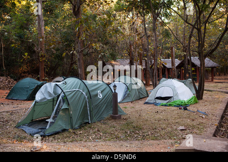 Madagascar, le Parc National d'Ankarafantsika terrain de camping à l'aube Banque D'Images