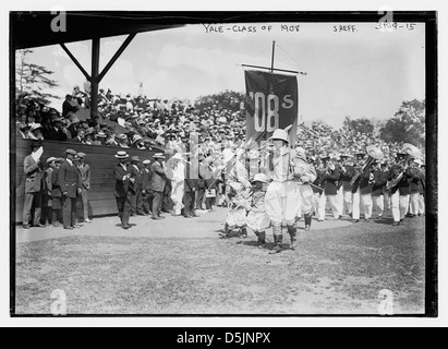 Une photographie du 16 juin 1914 montre la classe de l'Université Yale de 1908 membres participant à un événement extérieur, probablement du polo, portant des casques et des puttees. Cette image capture les traditions et les activités étudiantes de l'époque. Banque D'Images