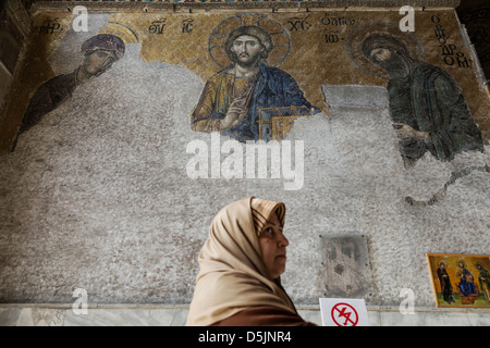 Femme islamique en face de la Deesis mosaïque avec le Christ en tant que maître Banque D'Images