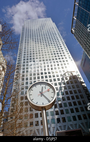 L'une des horloges de Canary Wharf près jusqu'en face de One Canada Square gratte-ciel tour Landmark London Docklands Tower Hamlets East London England UK Banque D'Images