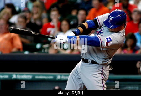 3 avril 2013 - Houston, Texas, États-Unis d'Amérique - 03 Apr 2013 : Texas Rangers catcher A.J. Pierzynski # 12 balançoires à un intervalle au cours de la MLB baseball match entre les Astros de Houston et les Texas Rangers de Minute Maid Park de Houston, TX. Banque D'Images