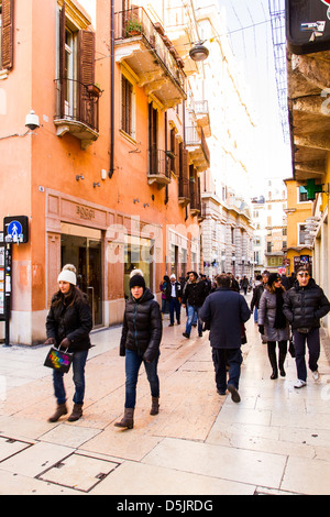 Via Mazzini, une rue commerçante et piétonne dans le centre historique de Vérone. Banque D'Images