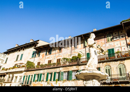 Fontana di Madonna Verona à Piazza delle Erbe. Banque D'Images