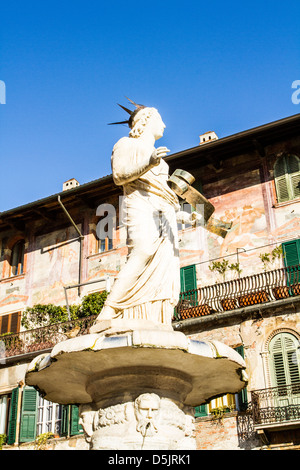 Fontana di Madonna Verona à Piazza delle Erbe. Banque D'Images