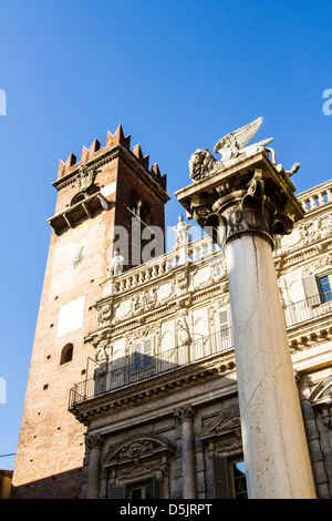 Colonne avec le Lion de Saint Marc et le Palazzo Maffei dans le fond de la place Piazza delle Erbe. Banque D'Images