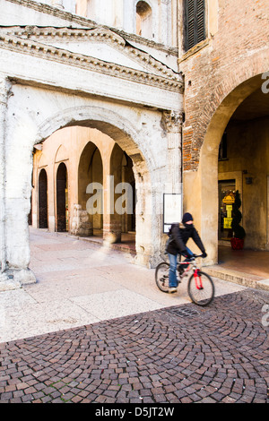 Porta Borsari Borsari (Gate), une ancienne porte romaine construite au 1er siècle de notre ère. Banque D'Images