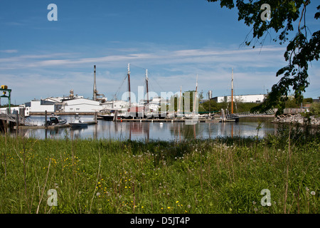 Youri Roubinski goélette à quai à Rockland, Maine, port, une grande usine de transformation du poisson est dans l'arrière-plan.. Banque D'Images