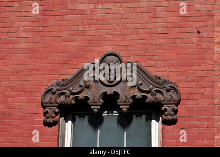 Rockland, Maine, rue Main. Un linteau en fonte sur la face d'un bâtiment commercial de la fin du xixe siècle. Banque D'Images