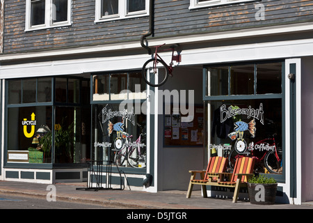 Rockland, Maine, rue Main, un magasin de bicyclettes avec café et coin salon extérieur pour les clients à s'asseoir au soleil. Banque D'Images