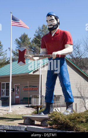 Un puissant bûcheron en fibre de verre accueille les visiteurs à Rumford. Son nom est l'homme silencieux ou Paul Bunyan. Dans le Maine, USA Banque D'Images
