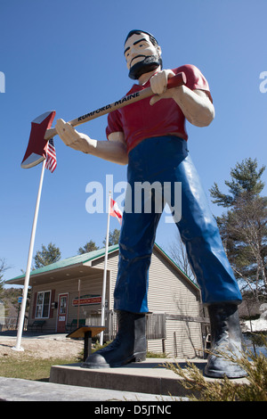 Un puissant bûcheron en fibre de verre accueille les visiteurs à Rumford. Son nom est l'homme silencieux ou Paul Bunyan. Dans le Maine, USA Banque D'Images