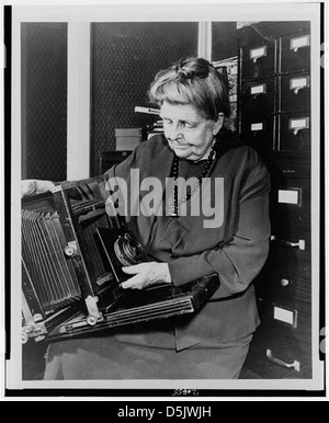 [Frances Benjamin Johnston, trois-quarts portrait, holding et en regardant la caméra, face à légèrement à gauche] (LOC) Banque D'Images