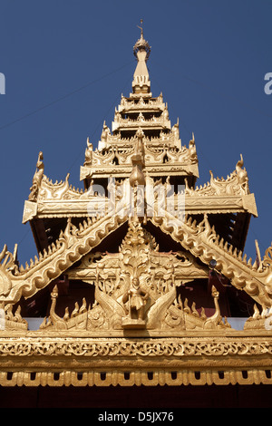 Toit d'une salle de prière à la Pagode Shwezigon, près de Wetkyi-à Nyaung U et, Bagan, Myanmar (Birmanie), Banque D'Images