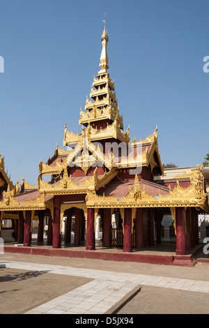 Une salle de prière à la Pagode Shwezigon, près de Wetkyi-à Nyaung U et, Bagan, Myanmar (Birmanie), Banque D'Images