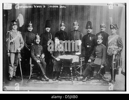 Cette image montre Junghanns avec sa femme et ses fils soldats, tous portant les casques distinctifs de Pickelhaube. La photographie reflète la tenue militaire des soldats allemands à la fin du XIXe siècle et au début du XXe siècle, en particulier pendant la première Guerre mondiale Banque D'Images