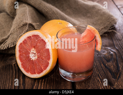 Portion de jus de pamplemousse frais Banque D'Images