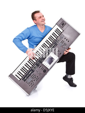 Cheerful man joue des instruments de musique de clavier sur son genou Banque D'Images