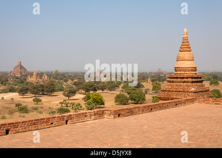 Temple Sulamani, sur la gauche, extraite du Pyathatgyi Temple qui est également connu comme Pyathadar Temple, Bagan, Myanmar (Birmanie), Banque D'Images