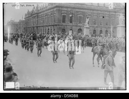 Une photographie des célébrations de la Journée de la berline à Berlin, en Allemagne. L'image montre des soldats allemands de l'armée impériale allemande portant des casques de pickelhauben et des fusils pendant la commémoration de la bataille de Sedan. Banque D'Images