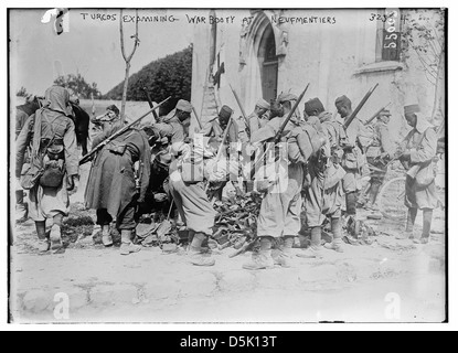 L'examen de turcos butin de guerre à Neufmentiers (LOC) Banque D'Images