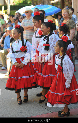 Danseurs de groupe de danse folklorique Quetzalcóatl, Santa Barbara. 2013 Banque D'Images