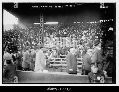 Une photographie de 1914 montrant des fans de baseball rassemblés au Shibe Park à Philadelphie pendant les World Series. Les policiers peuvent être vus parmi les spectateurs, ajoutant à la scène historique de cet événement sportif important en Pennsylvanie. Banque D'Images