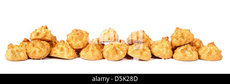 Rangée de gâteaux maison sur fond blanc Banque D'Images