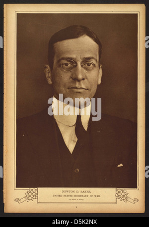 Cette photographie représente Newton D. Baker, le secrétaire à la Guerre des États-Unis pendant la première Guerre mondiale, capturé en héliogravure, reflétant son rôle dans l'histoire militaire américaine. Banque D'Images
