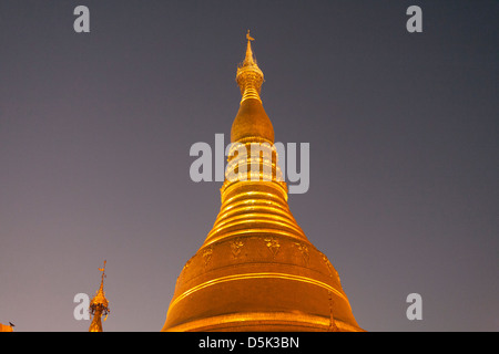 Le principal stupa doré à la pagode Shwedagon, au crépuscule, Yangon (Rangoon), le Myanmar (Birmanie), Banque D'Images