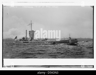 Une photographie historique du sous-marin allemand U-10 pendant la première Guerre mondiale, le montrant à pleine vitesse tout en patrouillant dans les mers, soulignant son rôle dans la guerre navale. Banque D'Images