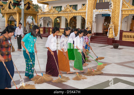 Des femmes de carrelage de la pagode Shwedagon à Yangon (Rangoon), le Myanmar (Birmanie), Banque D'Images