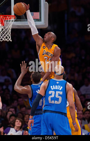 Los Angeles, Californie, USA. Le 02 avril 2013. Garde côtière canadienne (24) Kobe Bryant des Los Angeles Lakers dunks la balle contre les Dallas Mavericks durant la première moitié de la Lakers 101-81 victoire sur les Mavericks au Staples Center de Los Angeles, CA. Credit : Action Plus de Sports / Alamy Live News Banque D'Images