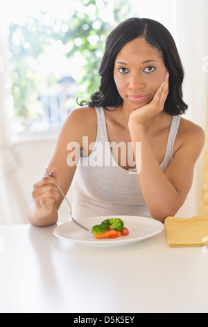 Woman eating vegetables Banque D'Images