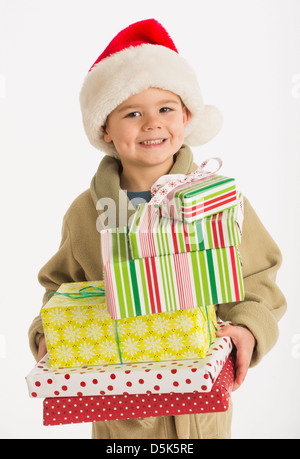 Portrait of boy (4-5) transportant des cadeaux de Noël Banque D'Images