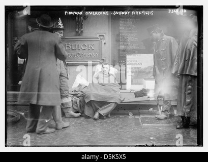 Fireman surmonter -- feu métro, 1/6/15 (LOC) Banque D'Images