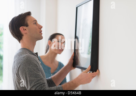 Photo Couple hanging on wall Banque D'Images