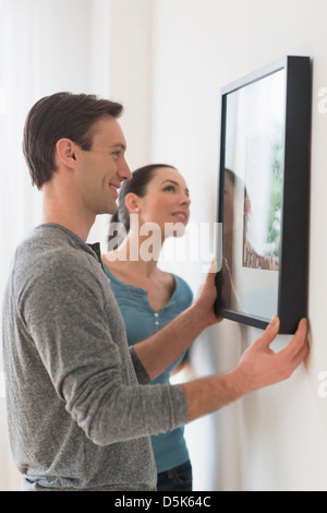 Photo Couple hanging on wall Banque D'Images