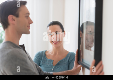 Photo Couple hanging on wall Banque D'Images
