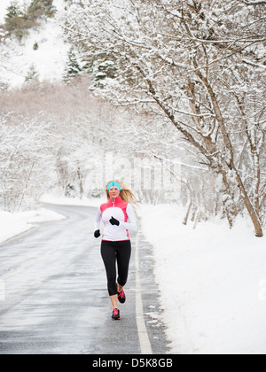 USA, Utah, Salt Lake City, Woman jogging en hiver Banque D'Images