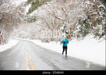 USA, Utah, Salt Lake City, Woman jogging en hiver Banque D'Images