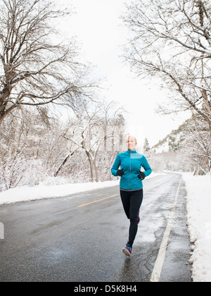 USA, Utah, Salt Lake City, Woman jogging en hiver Banque D'Images