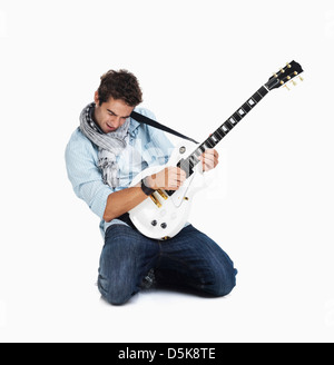 Studio shot of man playing electric guitar Banque D'Images